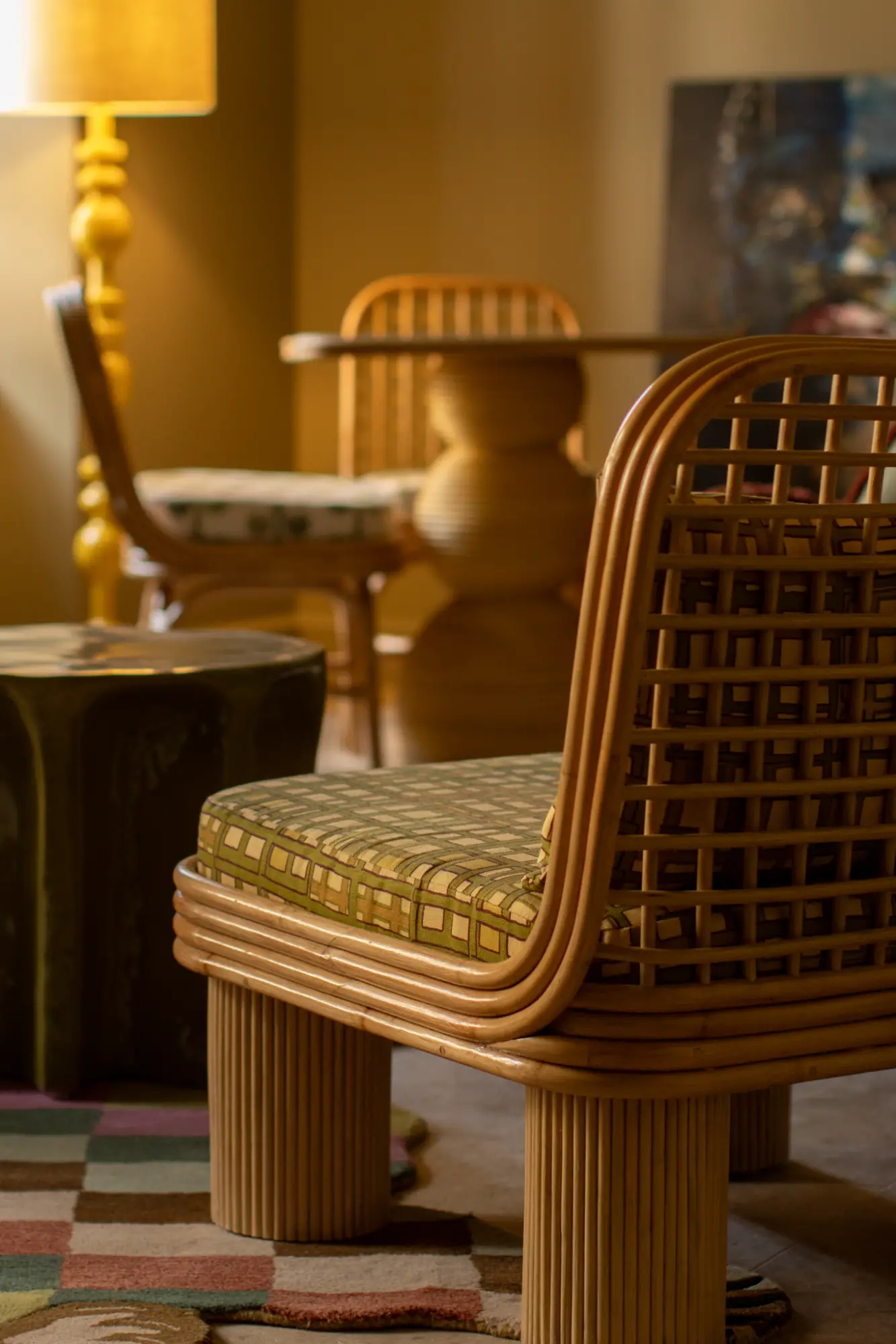 Ambiance cosy et vintage : Chaise en rotin et mobilier chaleureux sous une lumière tamisée.